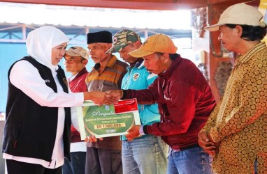 Salurkan Bansos Bagi 929 KPM, Gubernur Khofifah Optimis Jatim Zero Kemiskinan