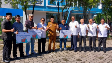 Bank Nagari Serahkan Enam Ekor Sapi Kurban di Padang