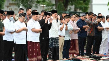 Momen Khusyuk Salat Iduladha Presiden Jokowi dan Wapres Ma'ruf Amin