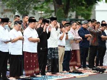 Momen Khusyuk Salat Iduladha Presiden Jokowi dan Wapres Ma'ruf Amin