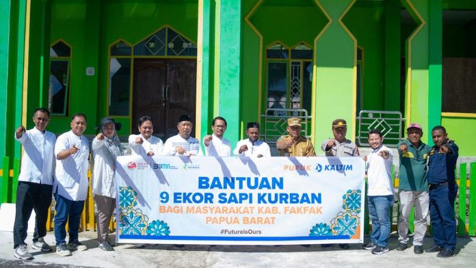 Iduladha Bersama Masyarakat, Pupuk Kaltim Salurkan Bantuan 9 Sapi Kurban di Fakfak