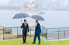 Momen Santai Jokowi dan PM Australia Berbincang di Tengah Guyuran Hujan