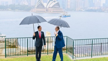 Momen Santai Jokowi dan PM Australia Berbincang di Tengah Guyuran Hujan