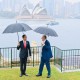 Momen Santai Jokowi dan PM Australia Berbincang di Tengah Guyuran Hujan