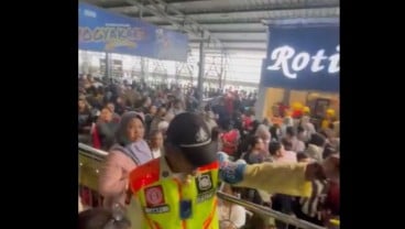 Ngeri, Stasiun Tugu Jadi Lautan Manusia karena Penumpang Membludak