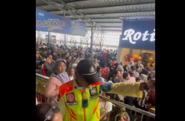 Ngeri, Stasiun Tugu Jadi Lautan Manusia karena Penumpang Membludak