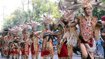 5 Jenis Pakaian Adat Kalimantan Barat yang Unik dan Memukau