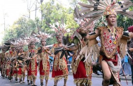 5 Jenis Pakaian Adat Kalimantan Barat yang Unik dan Memukau