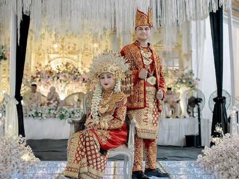 Pakaian Adat Jambi Pria dan Wanita Lengkap dengan Aksesorisnya/Instagram.com/amour__photograph
