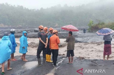 Lumajang Diterjang Banjir Lahar Dingin Semeru, Warga Berlarian, 3 Jembatan Putus