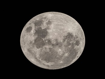 Ilmuwan Temukan Bongkahan Batu Granit Misterius di Bulan