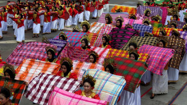 Atraksi Seni dan Budaya di Anjungan Pantai Losari Makassar