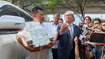 Maqdir Serahkan Tumpukan Uang Rp27 Miliar ke Kejagung Tunai!