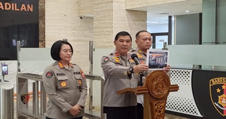 Polri Beli Ribuan Senjata Pepper Projectile Launcher Senilai Rp49 Miliar. Kepala Biro Penerangan Masyarakat (Karopenmas) Divisi Humas Polri Brigjen Pol. Ahmad Ramadhan menunjukan gambar amunisi baru Polri di Bareskrim, Jumat (14/7/2023) - Bisnis/Anshary Madya Sukma