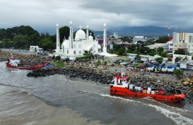 Dua Kapal Pengangkut BBM Terkendala Ombak di Padang