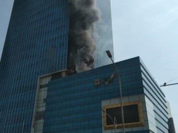 Damkar Padamkan Api di Gedung K-Link, Jakarta Selatan