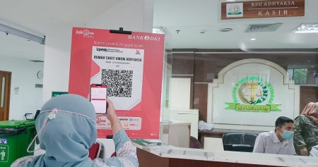 Warga melakukan pembayaran secara non tunai melalui QRIS Bank DKI di RSU Adyaksa, Jakarta Timur/Bank DKI