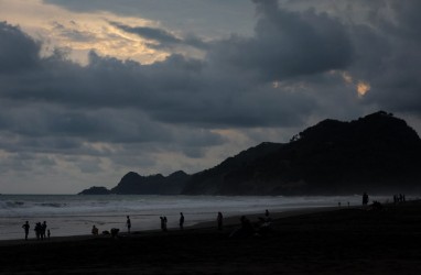 Pencarian Dua Orang Korban Terseret Ombak di Pantai Jembatan Panjang Dihentikan