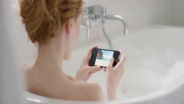 Ini Lho Bahayanya Main Ponsel di Toilet