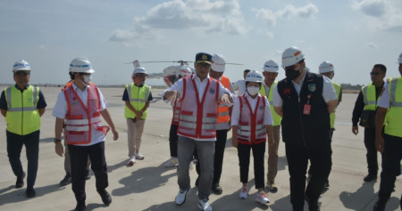 Menteri Perhubungan Budi Karya Sumadi, Jumat (14/7), bersama Bupati Kediri Hanindhito Himawan Pramana meninjau salah satu proyek strategis nasional (PSN) yaitu Bandara Dhoho Kediri yang dibiayai emiten PT Gudang Garam Tbk. (GGRM), di Kabupaten Kediri, Jawa Timur. /Kementerian Perhubungan