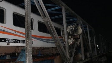 Kecelakaan KA Brantas, Kepala Truk Terjebak di Jembatan