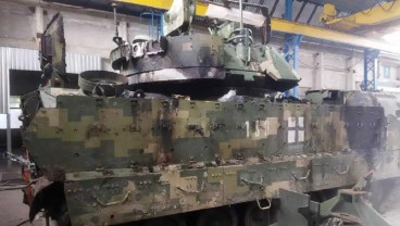 Adu Kuat di Medan Tempur, Ranpur Bradley IFV Ukraina Bikin Tank T-72 Hancur!