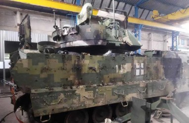 Adu Kuat di Medan Tempur, Ranpur Bradley IFV Ukraina Bikin Tank T-72 Hancur!