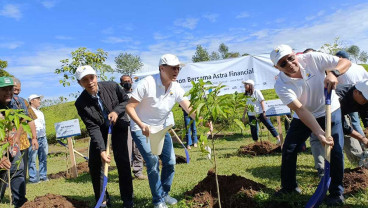 Astra Financial Bersama Unit Bisnisnya Tanam 6.600 Pohon di Titik 0 Sungai Ciliwung