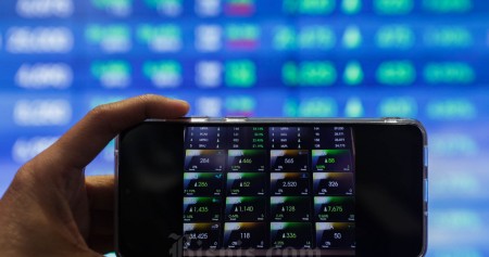 Pegawai mengamati layar yang menampilkan pergerakan Indeks Harga Saham Gabungan (IHSG) di PT Bursa Efek Indonesia (BEI), Jakarta, Kamis (27/10/2022). Bisnis/Himawan L Nugraha