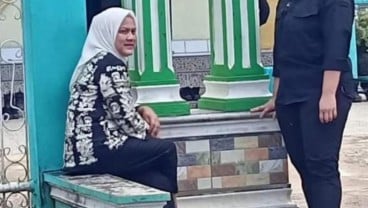 Momen Ibu Iriana Duduk di Emperan saat Tunggu Presiden Jokowi Salat Jumat