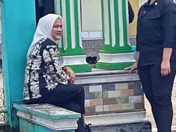 Momen Ibu Iriana Duduk di Emperan saat Tunggu Presiden Jokowi Salat Jumat