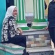 Momen Ibu Iriana Duduk di Emperan saat Tunggu Presiden Jokowi Salat Jumat