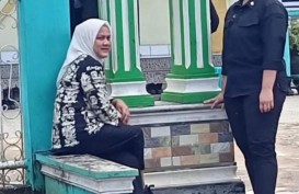 Momen Ibu Iriana Duduk di Emperan saat Tunggu Presiden Jokowi Salat Jumat