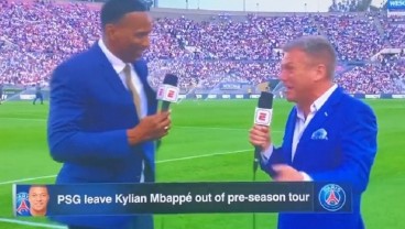 Mantan Kiper West Ham Pingsan di Lapangan Saat Live TV