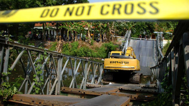 Jembatan Darurat di Tegal Ambruk Akibat Dilewati Alat Berat