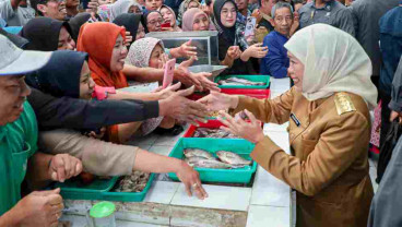 Harga Daging Ayam & Bawang Merah Mulai Stabil, Khofifah Pastikan Inflasi Terkendali