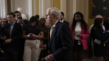 Senator Senior Partai Republik AS Mitch McConnell Tiba-Tiba Terdiam saat Konferensi Pers