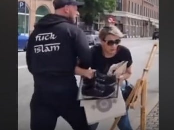Viral Wanita Dihalangi Polisi saat Selamatkan Al Quran yang Hendak Dibakar di Denmark