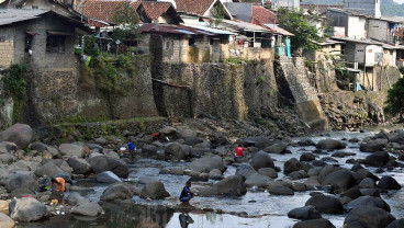 Debit Air Sungai Ciliwung Bogor Menyusut
