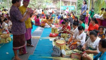 Bali Didorong Bisa Mandiri Sediakan Bahan Baku Canang Sari