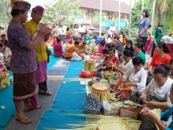 Bali Didorong Bisa Mandiri Sediakan Bahan Baku Canang Sari