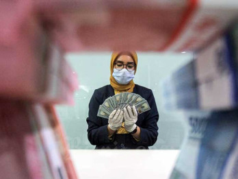 Rupiah Dibuka Loyo ke Rp15.193, Imbas Rating Utang AS Diturunkan Fitch