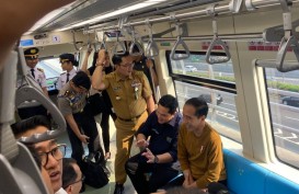 Jajal LRT Bareng Erick Thohir dan Ridwan Kamil, Jokowi: Perjalanannya Nyaman