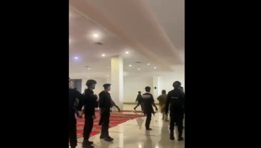 Viral Polisi Masuk Masjid Raya Sumbar Pakai Sepatu, Kapolda: Bukan di Area Suci