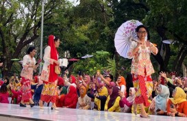 Menlu Retno Kisahkan Pengalaman Pertama Jadi Model Catwalk di Istana Berkebaya