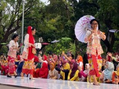 Menlu Retno Kisahkan Pengalaman Pertama Jadi Model Catwalk di Istana Berkebaya