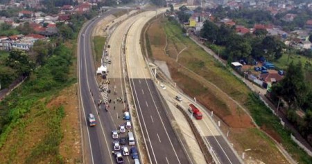 Kendaraan melintas di jalan tol fungsional Lido/Cigombong via jalan tol Bocimi, Jumat (8/6/2018). JIBI/Bisnis/Tim Jelajah Jawa Bali 2018 (Krizia Putri Kinanti, Adam Rumansyah, Pandu Gumilar, M.Richard)