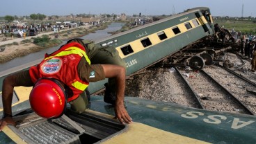 Tragedi 10 Gerbong Kereta Api di Pakistan Tergelincir yang Tewaskan 32 Orang