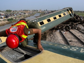 Tragedi 10 Gerbong Kereta Api di Pakistan Tergelincir yang Tewaskan 32 Orang