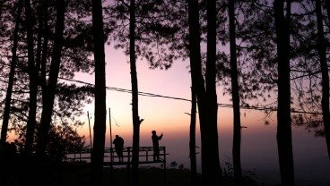 Menikmati Semburat Matahari Terbit di Kaki Gunung Ciremai